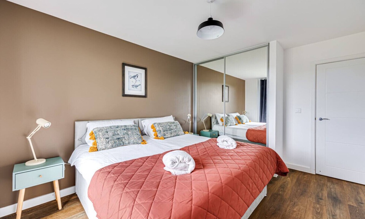 Milton Keynes Apartment | Penthouse Apartment @ Campbell Wharf City Centre Balcony Free Parking Fast Wifi Yoko Property