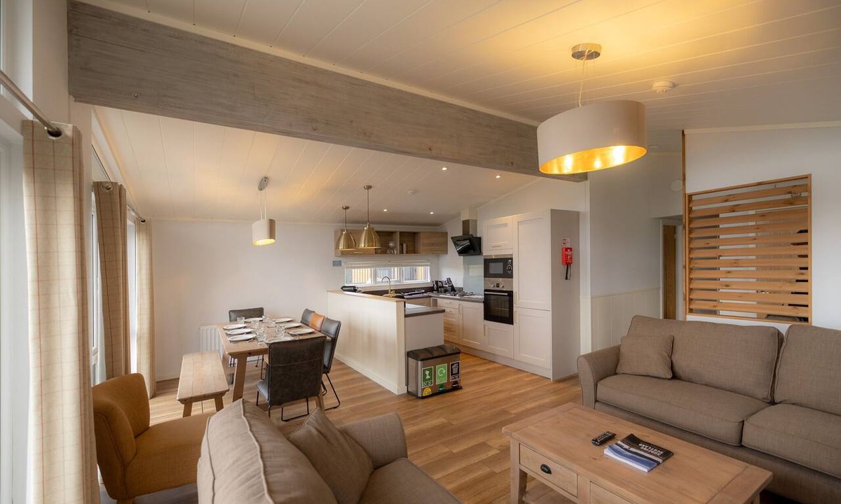 Newbridge Cabin | Pet Friendly Hilltop Lodge for 8 Near Edinburgh