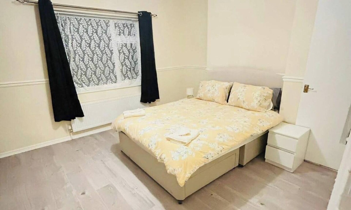 Coundon House | Pets - Parking - Patio - WiFi - Sleeps 4
