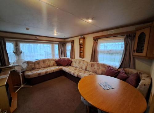 Ingoldmells Ski Chalet | Plum 3 a luxury 2 bed 6 berth static caravan, bedding included, secure veranda with ramped access on Coral Beach in Ingoldmells