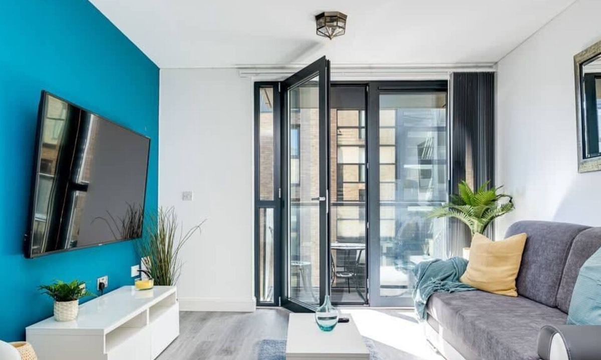 Theatreland Birmingham Apartment | Pluxa Vivid Veranda*Beautiful City Centre Apartmen