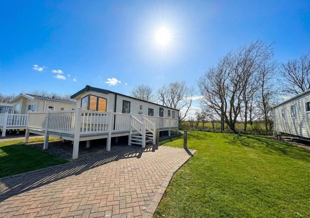 Mablethorpe and Sutton Ski Chalet | Prime lakeside caravan at Haven Golden Sands