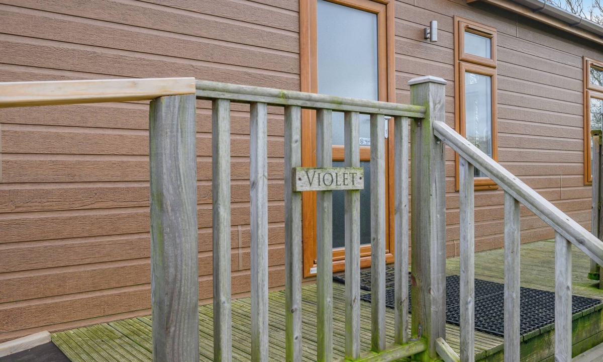 Diss Cabin | Primrose 2 bed - Violet - sleeps 6 guests in 2 bedrooms