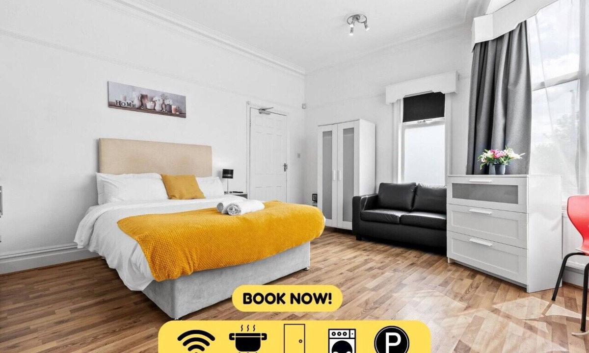 Leeds Cabin | Private Ensuite Room in Shared Home with Kitchenette & Street Parking