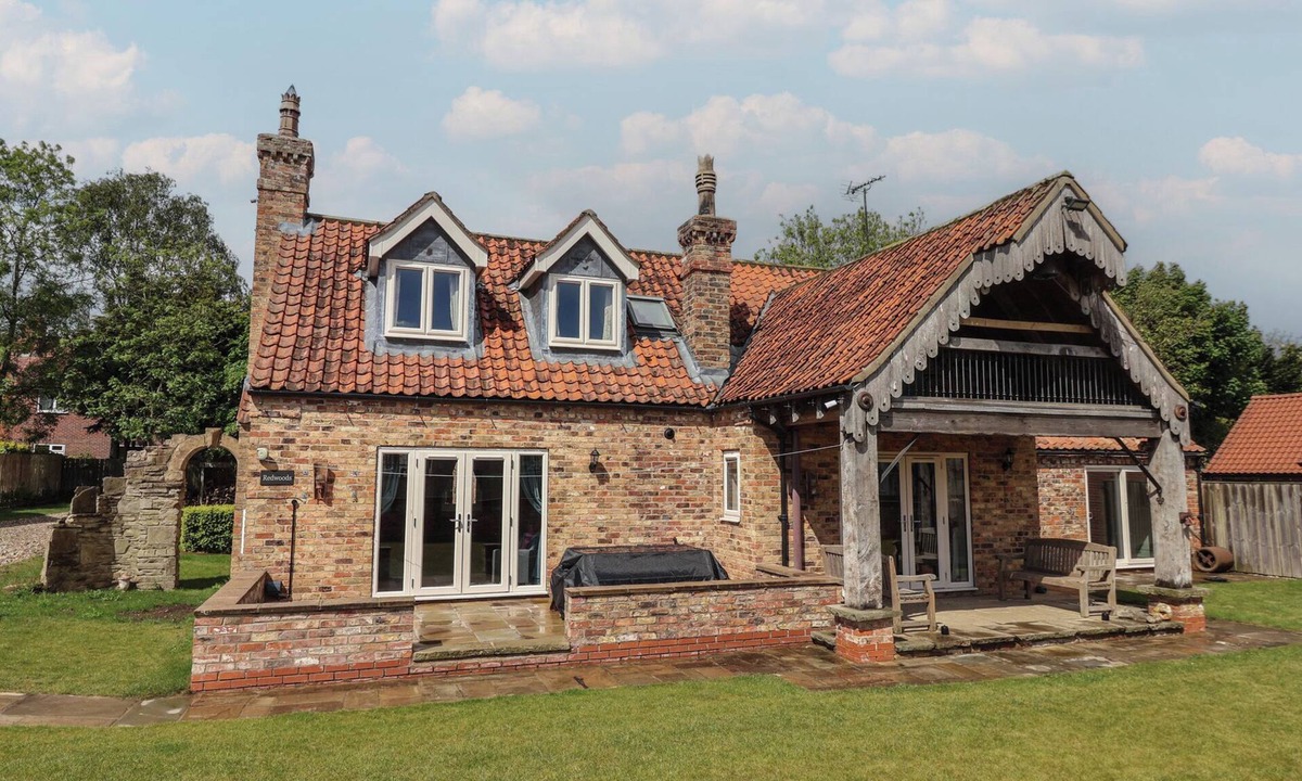 Leven Cottage | REDWOODS, pet friendly, with a garden in Leven Near Beverley