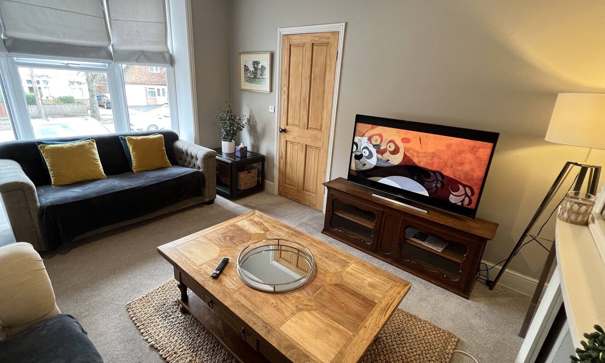 Bury St Edmunds House | Refurbished Victorian Villa- Free Parking- Sleeps6