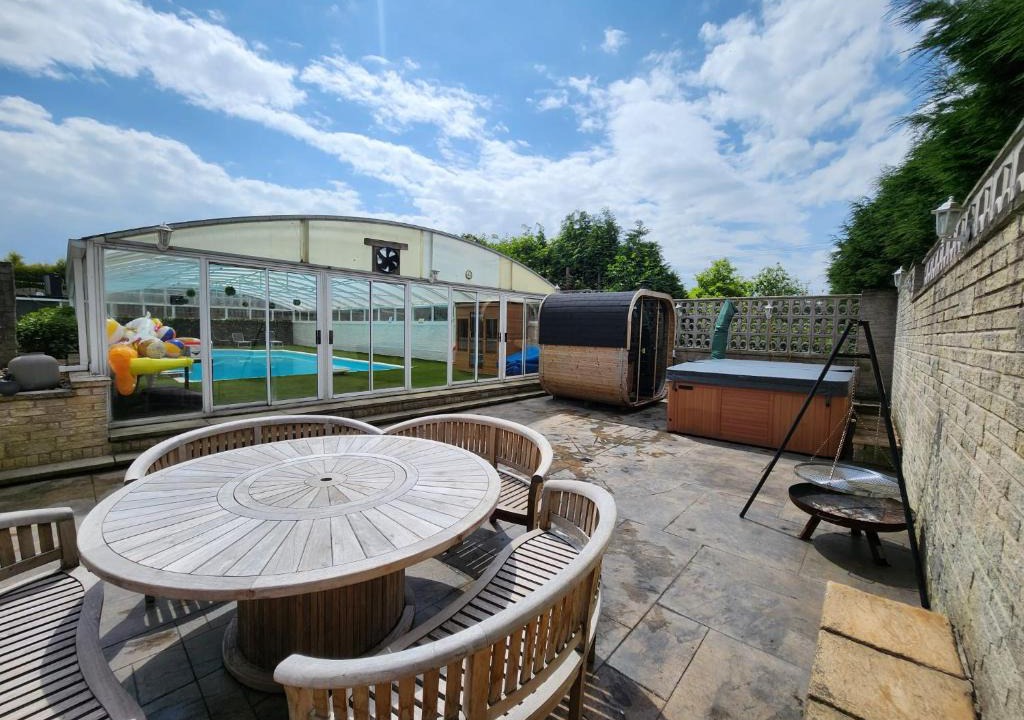 Ridgeway House | RentMySpaHome with Swimming Pool Hottub and Sauna
