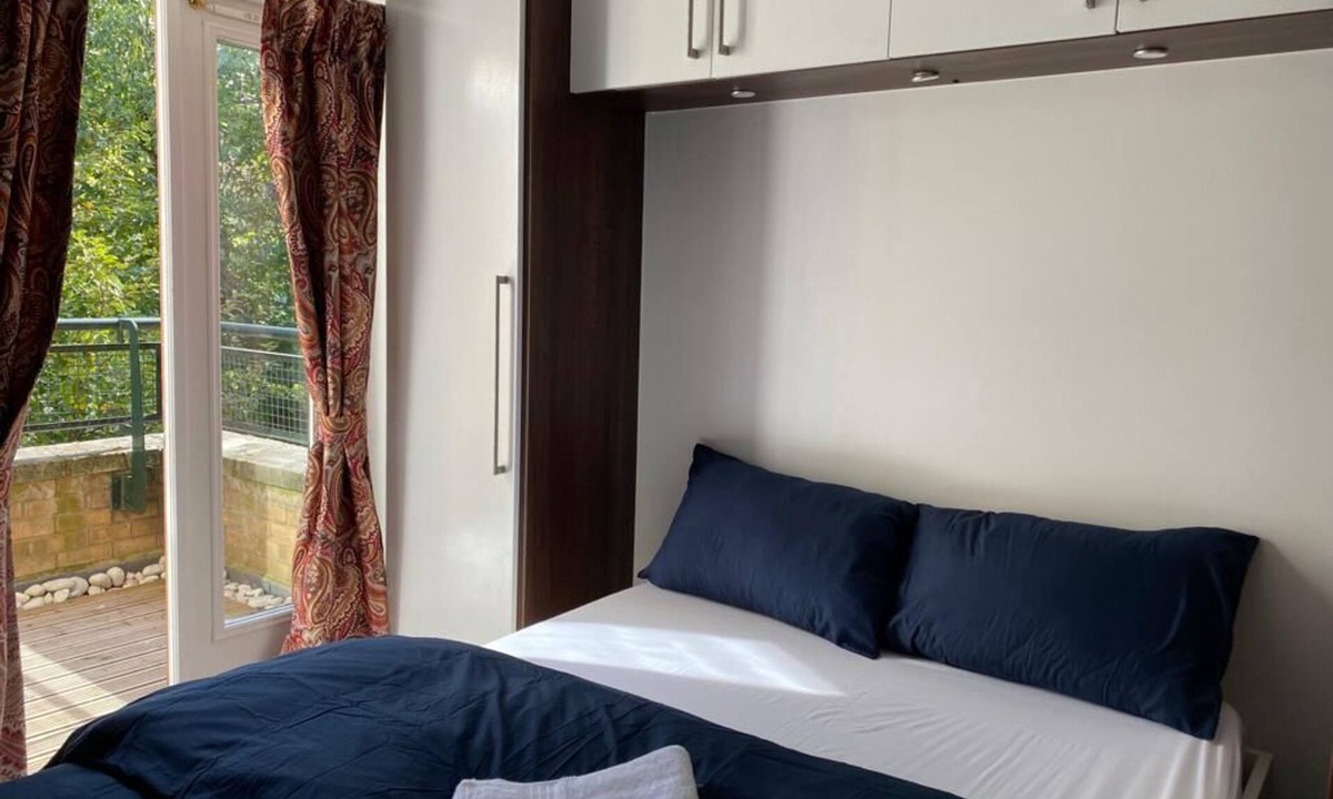 Docklands Apartment | Riverfront two-bedroom apartment steps away from London ExCeL with outdoor space