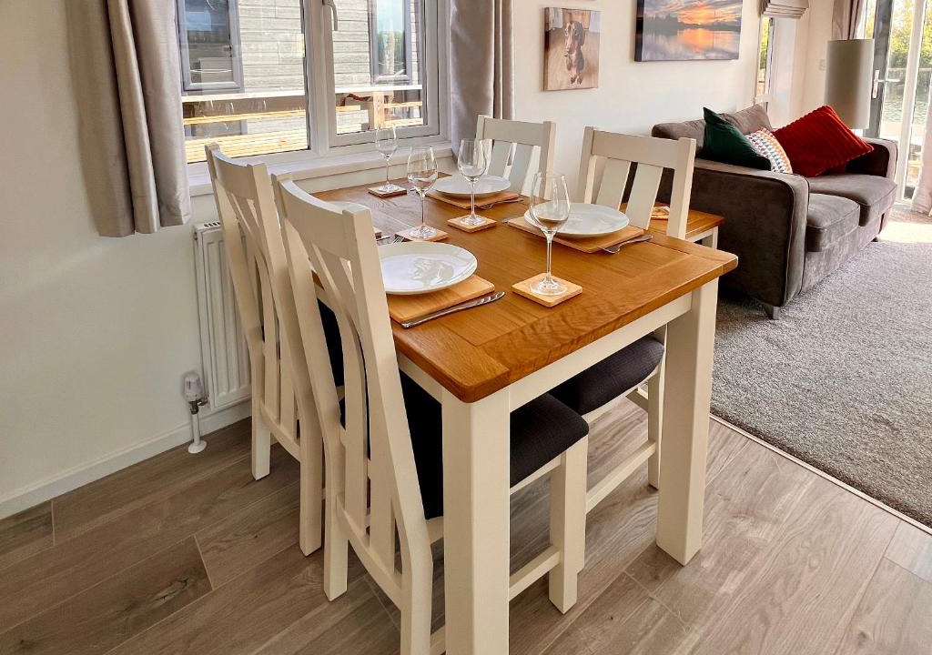 Frognall Apartment | Rolo's Lakeside Lodge With Hot Tub & Hi-Speed Wifi