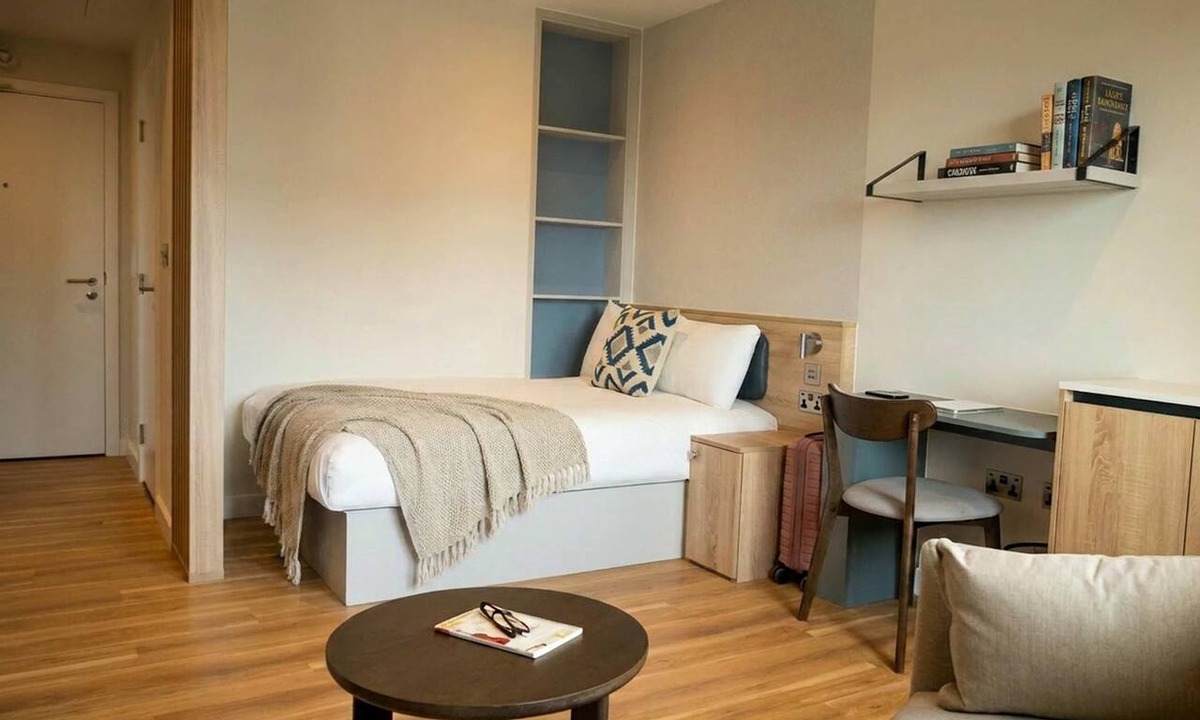 East Acton Apartment | Roomy Studio w Gym, Coworking and Spa | StayCozy