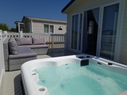 Mablethorpe Resort | Rosie Luxury Hot Tub Caravan - theluxurycaravan - GV110 Grange Leisure Park