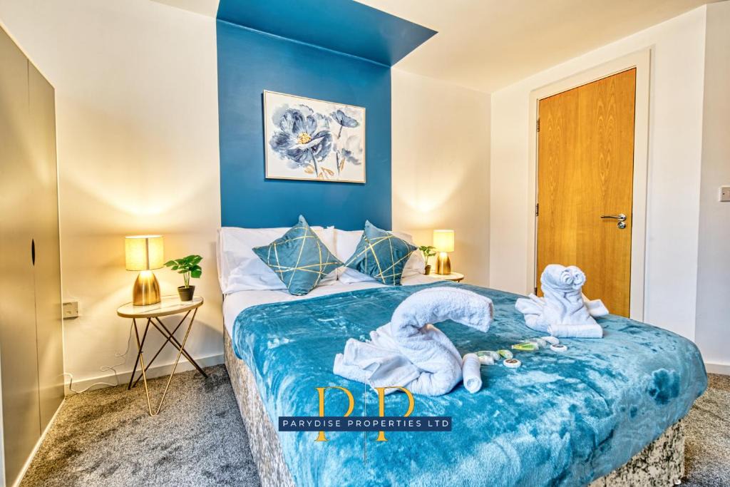 Trafford Apartment | Sale Luxe - Refined & Modern 2-Bed Apartment for 6 with Gated Parking - Hosted by Parydise Properties - Designed for Work & Leisure Stays