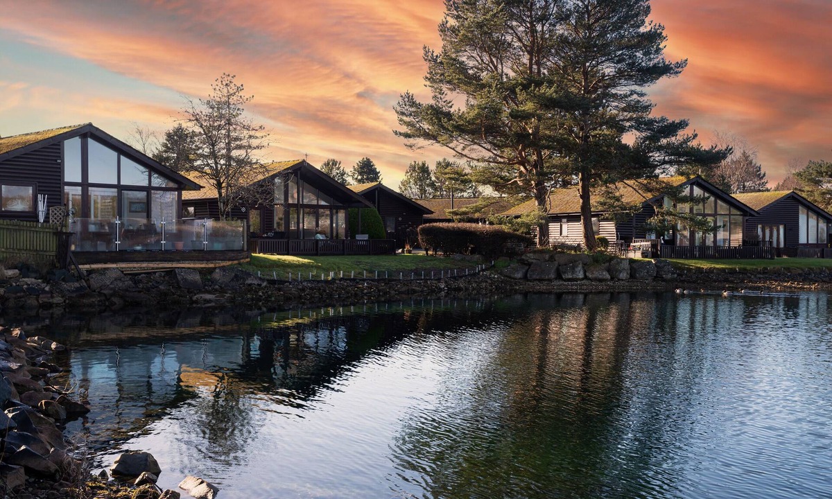 Carnforth Cabin | Sandmartin Lodge a lakeshore haven @ Pine Lake Resort
