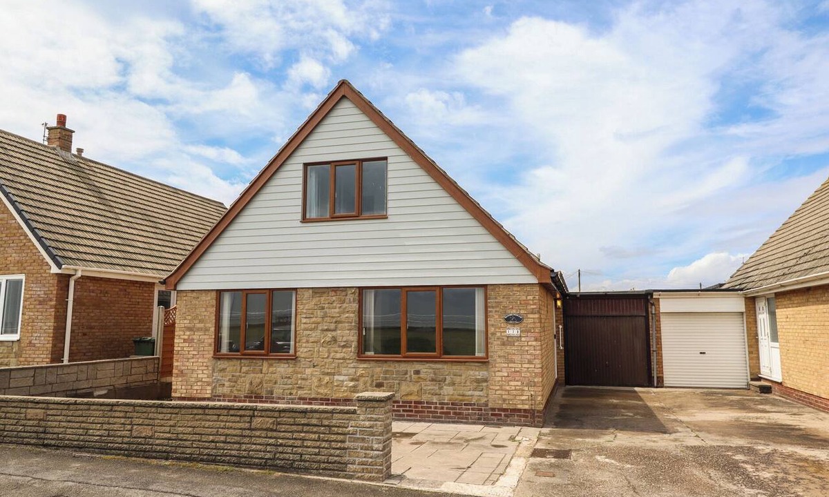 Withernsea House | SANDRINGHAM, pet friendly, country holiday cottage in Withernsea