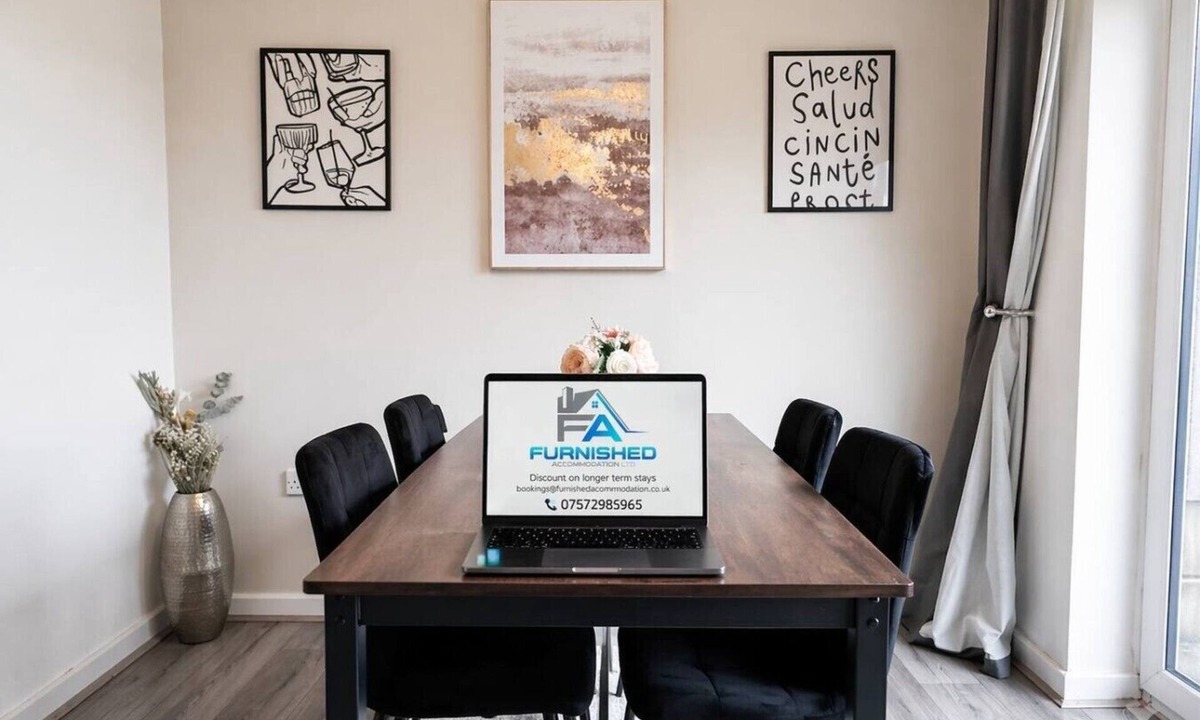 Horsforth House | Sandywell Cottage - Families, Contractors, Airport