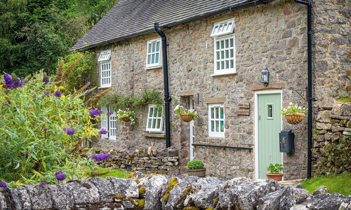 Alstonfield House | Self-catering holiday cottage in Milldale, Peak District. Sleeps 6 Dog-friendly.