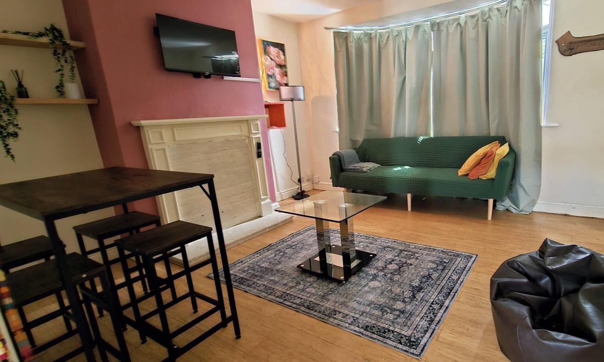 Clifton House | Self Check-in, 2 Bedroom peaceful home, 5 min from Beeston station, Nottingham