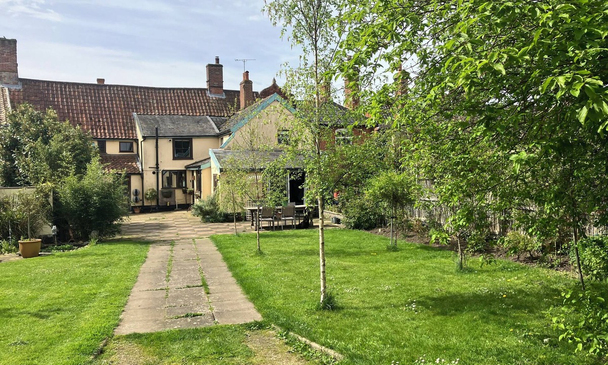 Eye House | Self contained home in the centre of Eye with off road parking & lovely garden.
