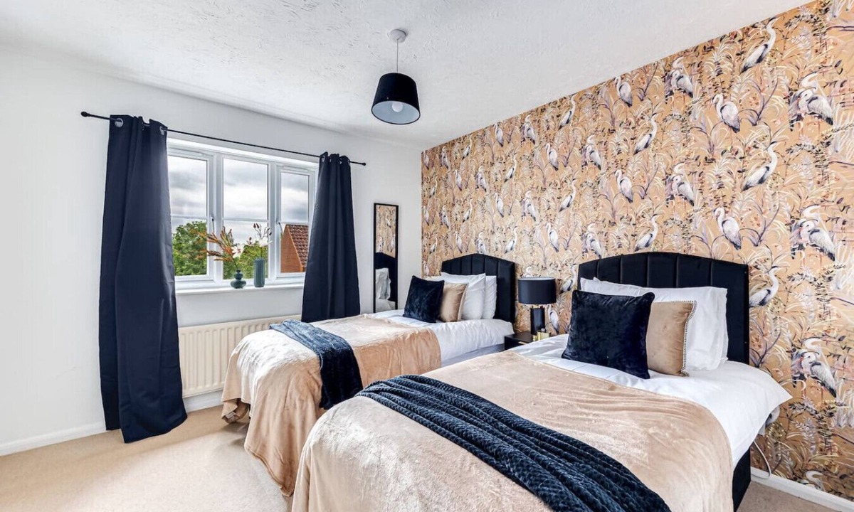 Knowle Sands House | Shenley House Excellent Location Driveway Parking Garden FastWifi SmartTVs Yoko Property