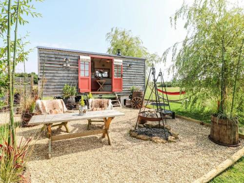 Redmile House | Shepherd's Hut- Hot Tub- Wellness Spa- Wood Burner