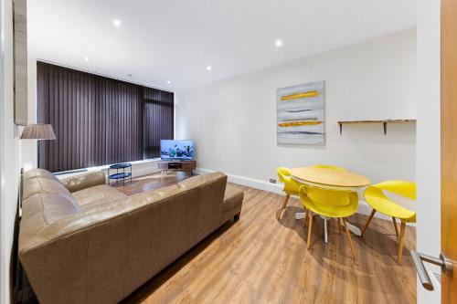 Barking Apartment | Shortlet Express, Stunning 3 bedroom apartment by Barking station