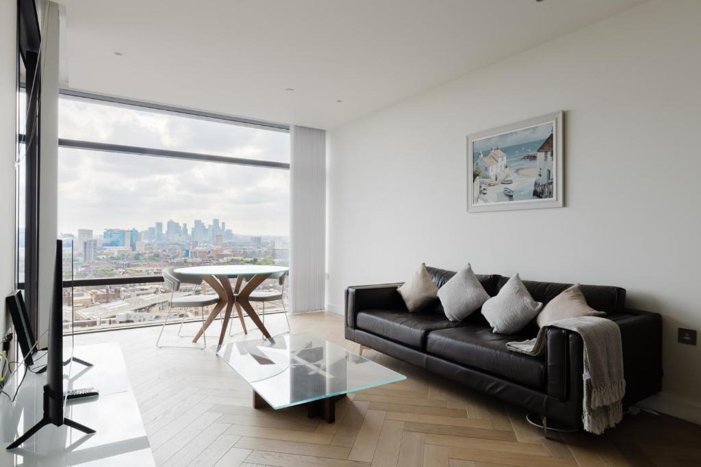 Shoreditch Apartment | Sleek City Stay with Skyline Views in Shoreditch
