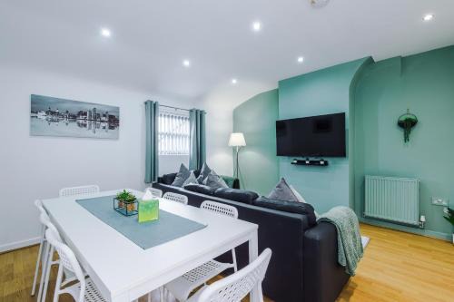 Vauxhall Apartment | Sleeps 12 Guests - Spacious Liverpool Stay - 6 Bedrooms