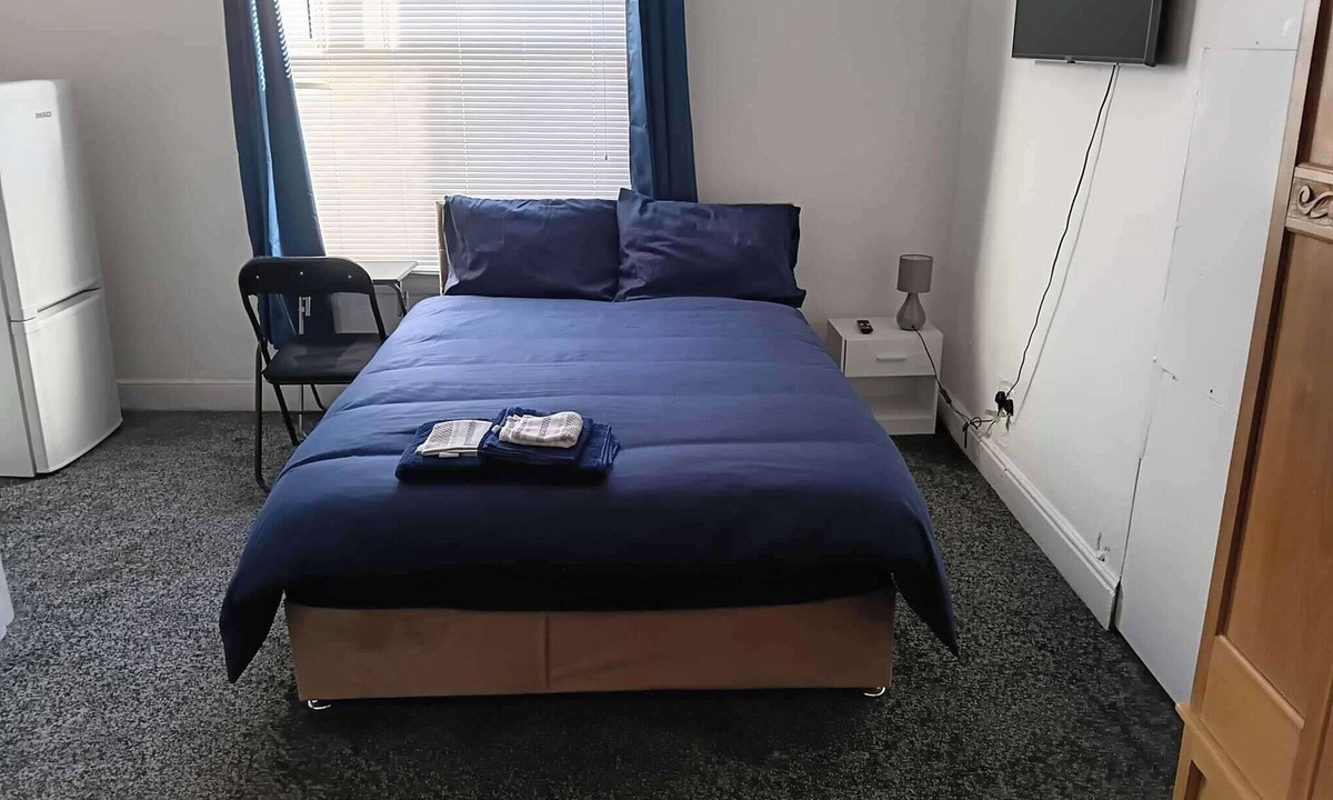 Oldbury Apartment | Sleeps 2 - Parking - Wifi