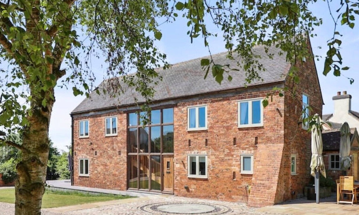 Gotham Cottage | Sleeps 20 - Luxury barn conversion (with hot tub)