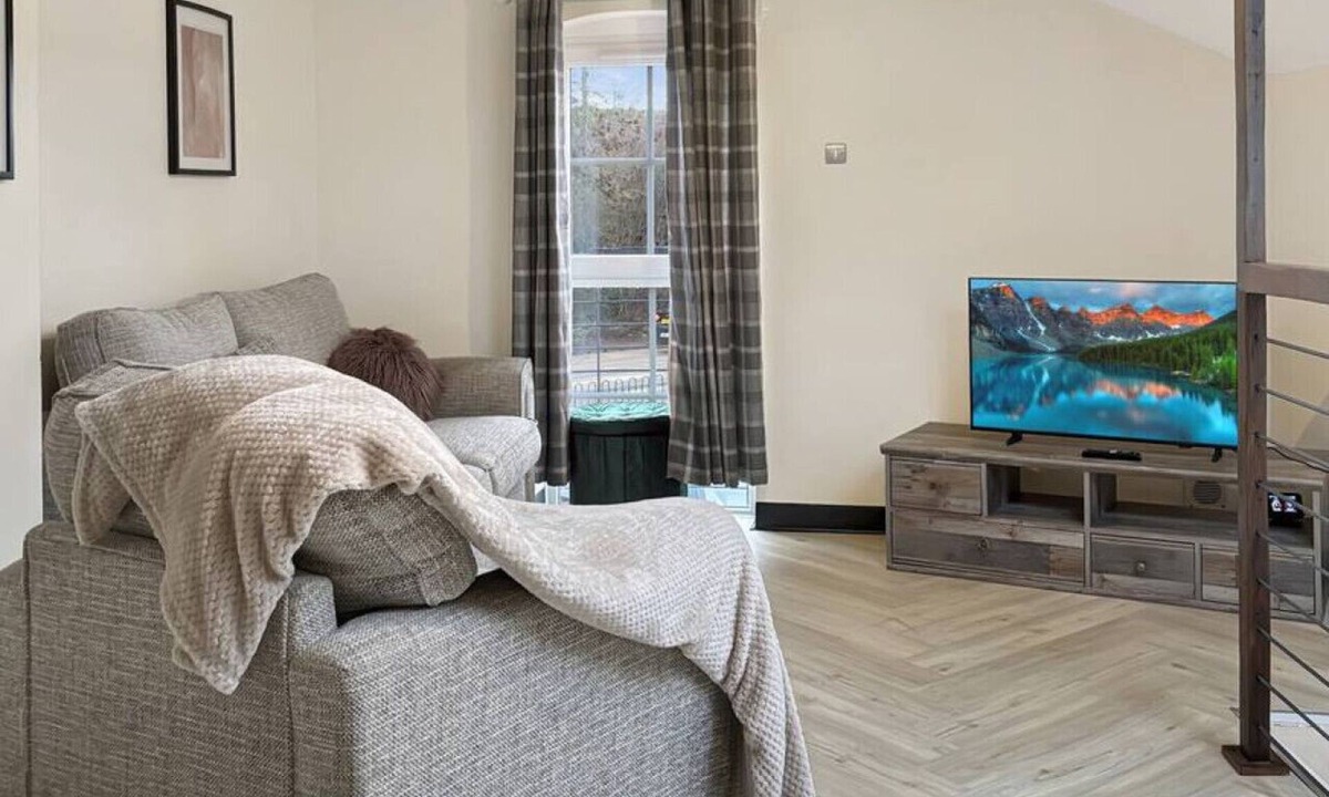 Grantham Apartment | Sleeps 4 2Bed Maisonette Central Free Gym Access