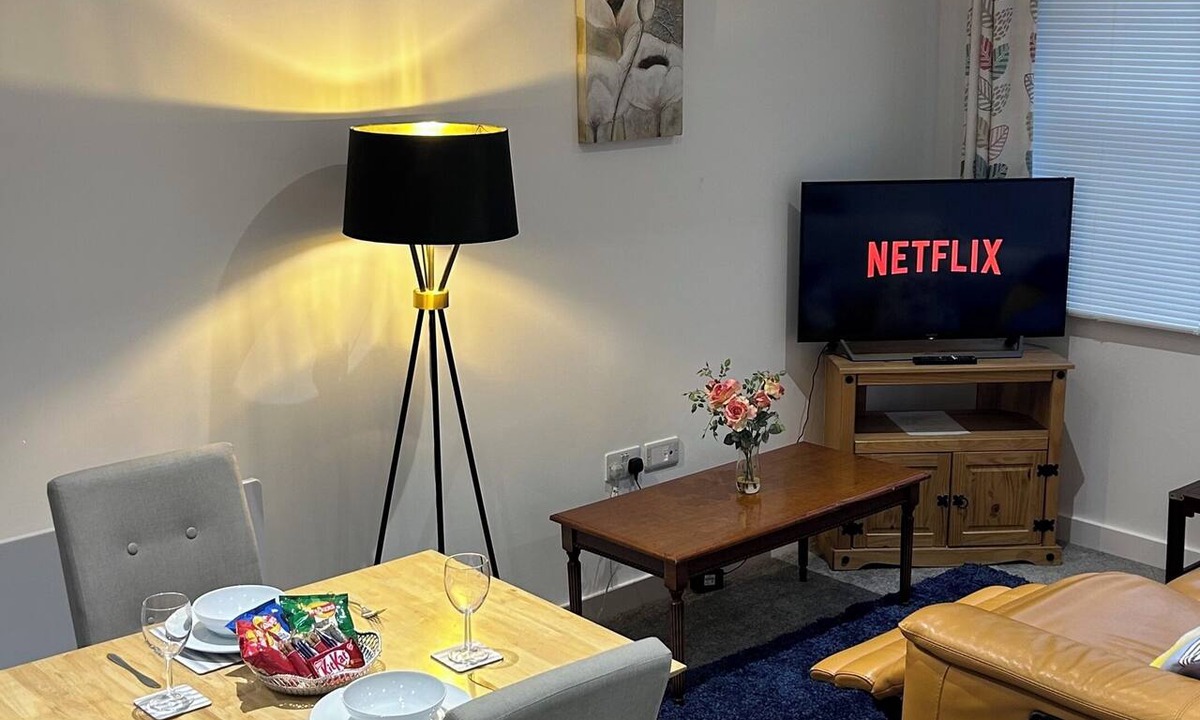 Hull Old Town Apartment | Sleeps 5 City Centre Gem Private Rooftop Feel Terrace Great for Groups