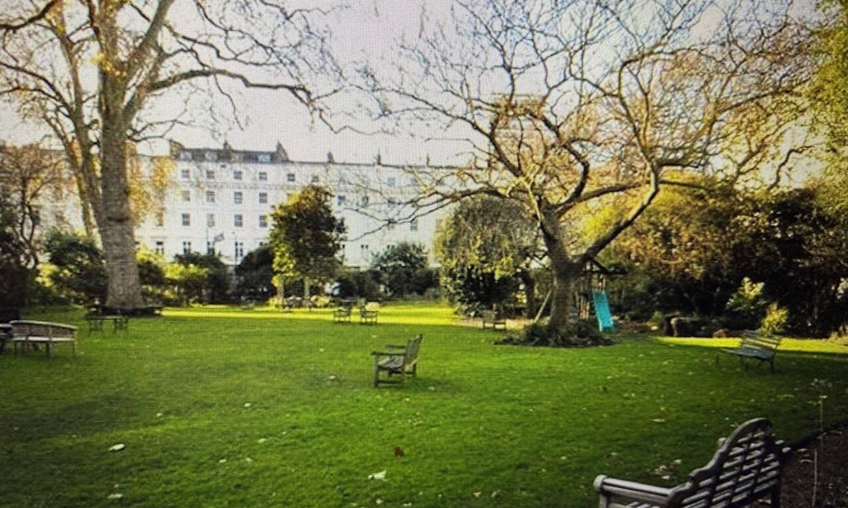 Pimlico Apartment | Sleeps 8 max. Beautiful Georgian Grand Square flat with terrace. Victoria 2 mins