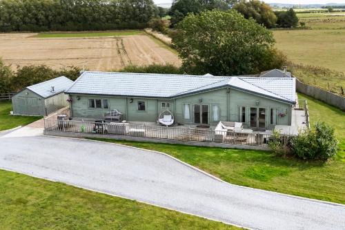 Fangfoss House | Sleeps6- Hot Tub- Pet Friendly- Log Burner