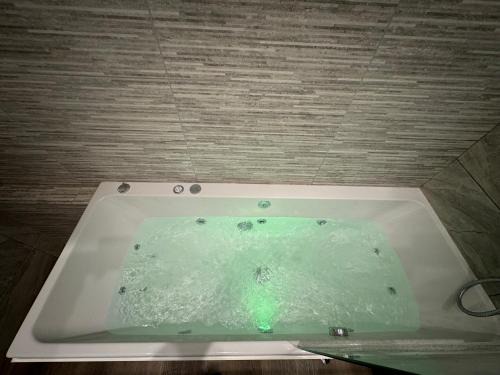 Elland Apartment | Southgate Luxury Apartments-Jaquzzi Bath-Private Parking- suitable for contractors