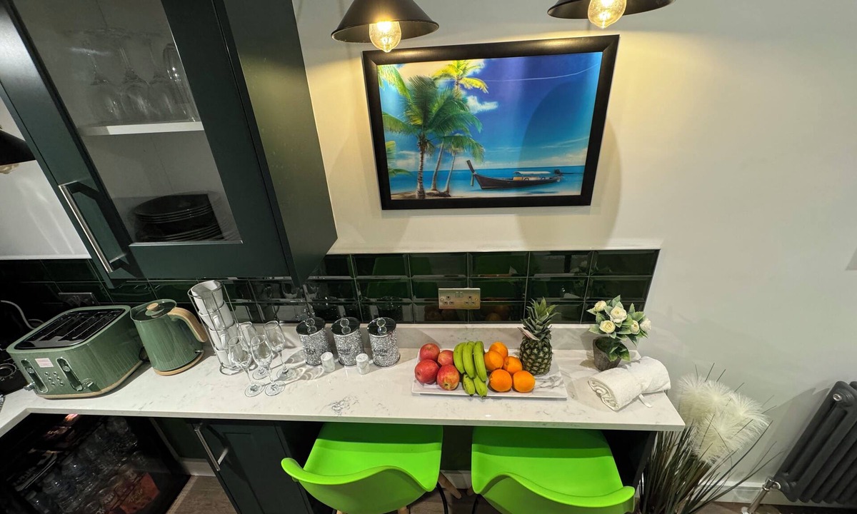 Elland Apartment | Southgate Penthouse Apartment - Free WiFi - Private Parking - 2 Min M62