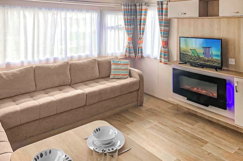 Chapel Saint Leonards House | Spacious 12ft-wide caravan with one double and one twin.