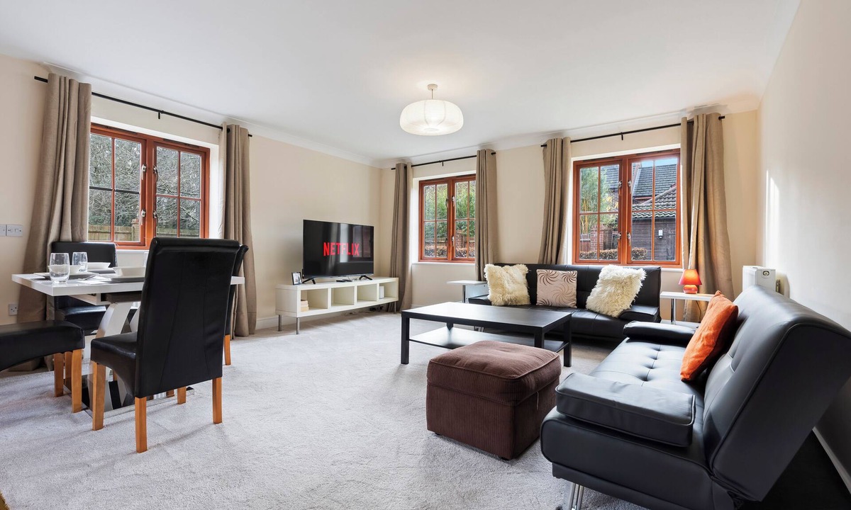 Milton Keynes Apartment | Spacious 2-Bed, Free Parking , Near Hospital & Open University