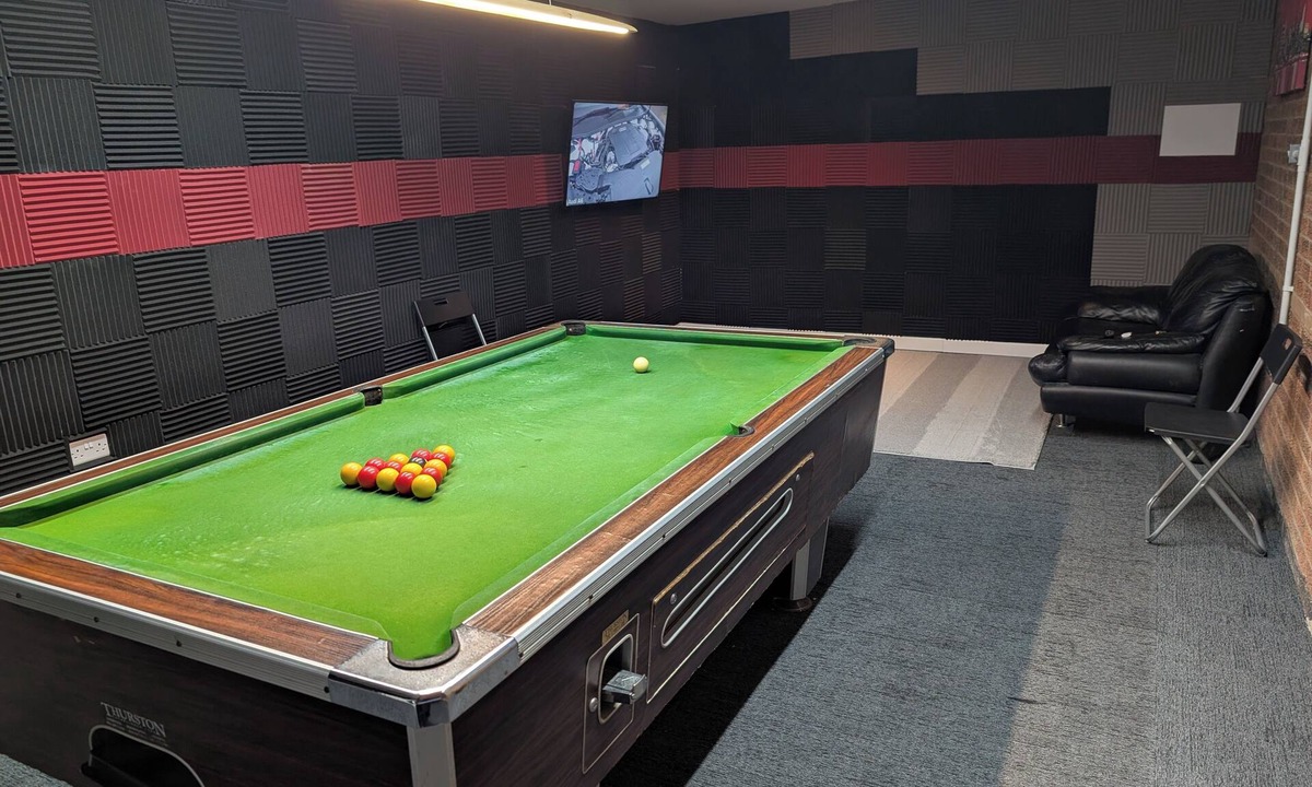 Oadby House | Spacious 3 bedroom Family house with games room in quiet area