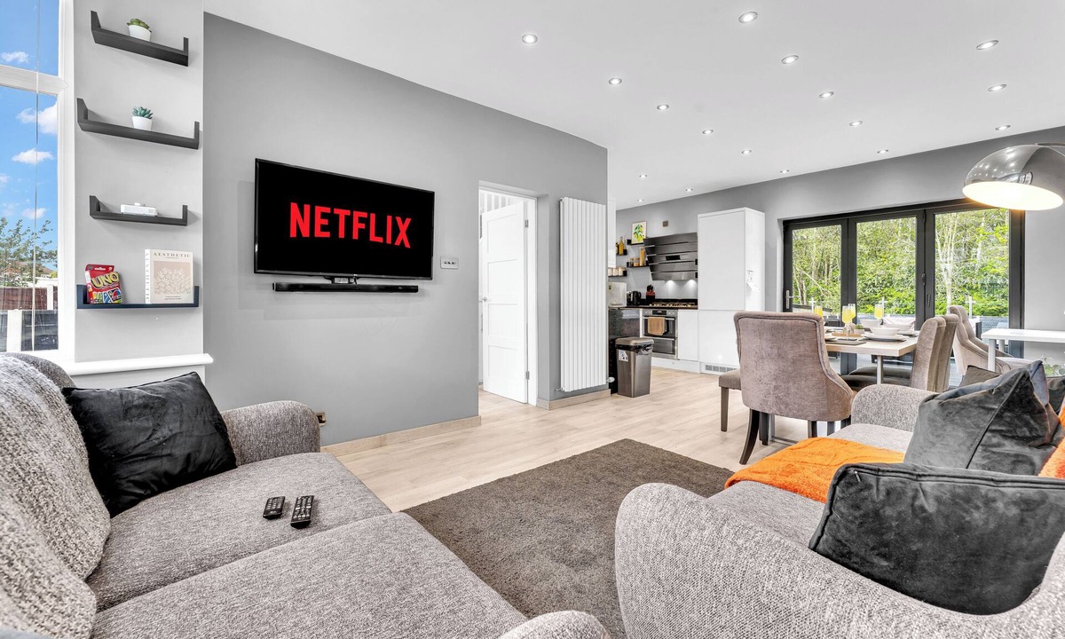 Trafford House | Spacious 3-Bed Home with Huge Private Garden - Next to Trafford Centre