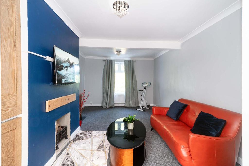 Ault Hucknall House | Spacious 3 Bed House nr Chesterfield & Mansfield