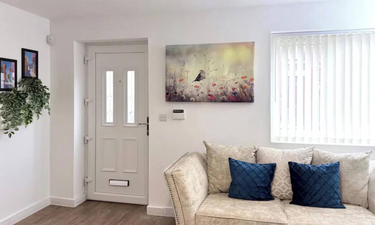 Leigh House | Spacious 3 Bedroom Home Sleeps 5, Near Leigh Sports Village, Free parking & WiFi