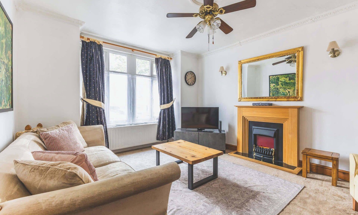 Southall Green House | Spacious 3BDR Home Near Southall Station Heathrow