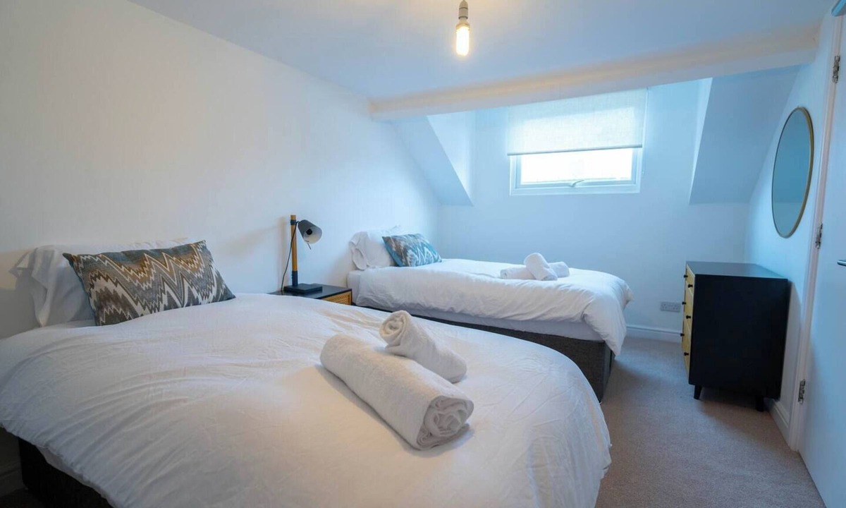 Redcar Apartment | Spacious 4-bedroom apartment in charming Redcar with WiFi