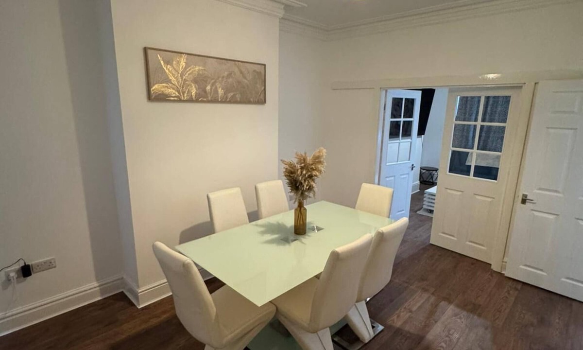 Doncaster House | Spacious 4-Bedroom Doncaster Home | Sleeps 12 | Ideal for Fmilies & Contractors