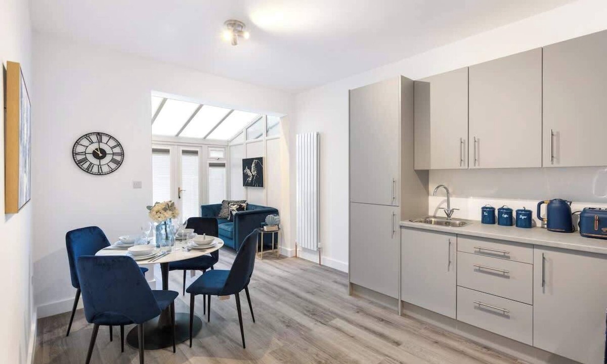 Brent Cross House | Spacious 4 BR House Near Tube station - 3 min walk