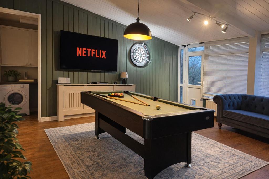 Woodthorpe House | Spacious 5 Bedroom House, Sleeps 10, with Games Room, Gated Parking and Large Garden