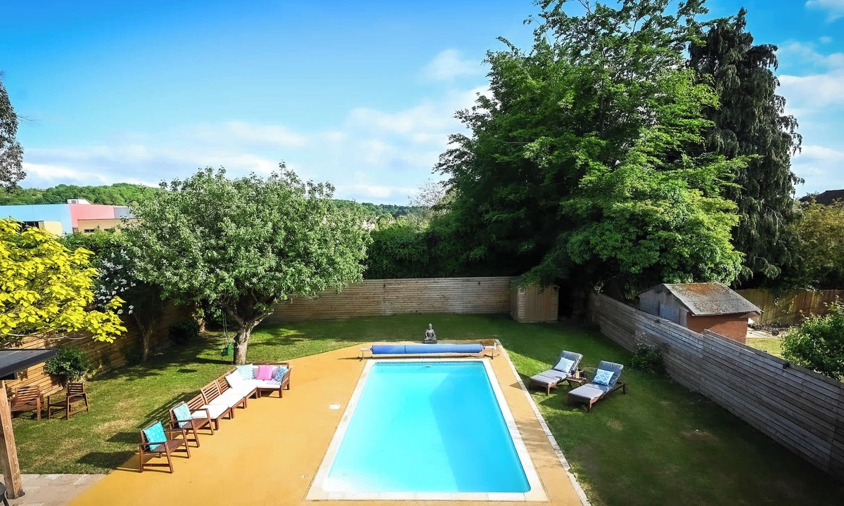 Luton House | Spacious 5 Bedroom House by Jesswood Properties with Private Pool Parking x 3