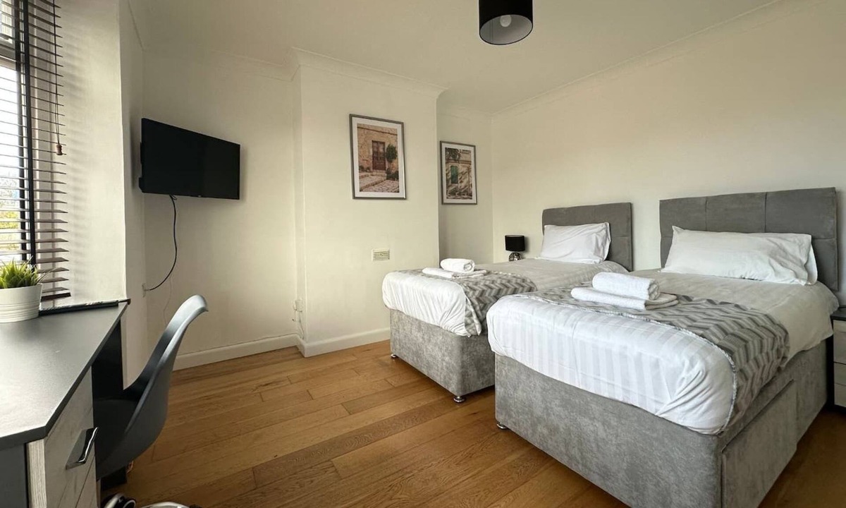 Peterborough House | Spacious 5 BR up to 10 guests | Off-road Parking