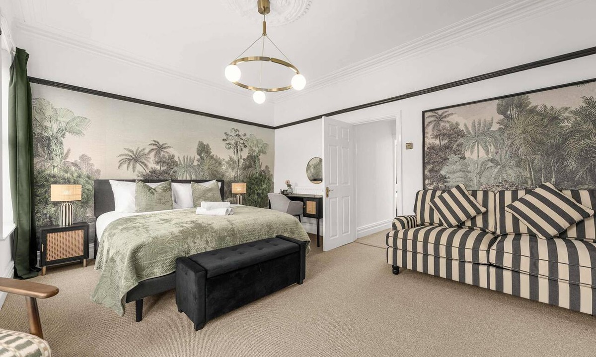 Didsbury House | Spacious 5BR Didsbury | Garden, Parking & 58" TV"