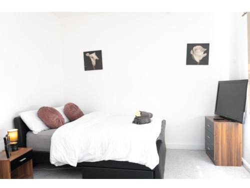 Leigh Other | Spacious and Comfy Pad - Perfect for Long Stays & Contractors - Close to Sports Village, Leigh Market, and Mesnes Park - Easy Parking - Speedy Wi-Fi - Free On-Site or Nearby Parking - Private Luxury Garden